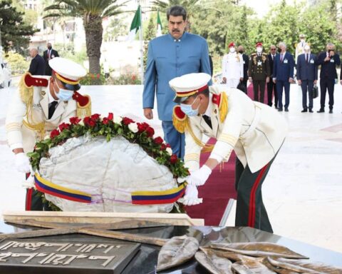 Maduro paid honors to martyrs of the independence of Algeria