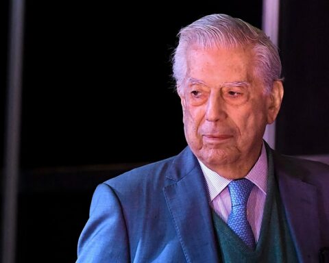 Mario Vargas Llosa hopes that the presidency of Gustavo Petro will be only "a fixable accident"