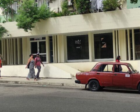 Mexico calmly takes the inexplicable delay in the opening of its bookstore in Cuba