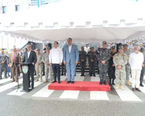 President Luis Abinader ordered yesterday the incorporation of the military to patrol work together with the Police to stop the wave of crime that affects the country.