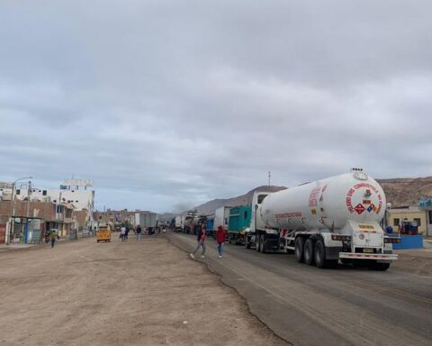 Miners in Arequipa threaten to block the Atico bridge if the Minister of the Interior does not come to the scene