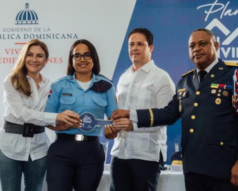 Ministro Bonilla entrega bonos Mi Vivienda a miembros del Cuerpo de Bomberos DN