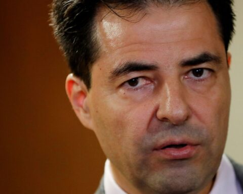 Minister says government cannot interfere with Petrobras prices