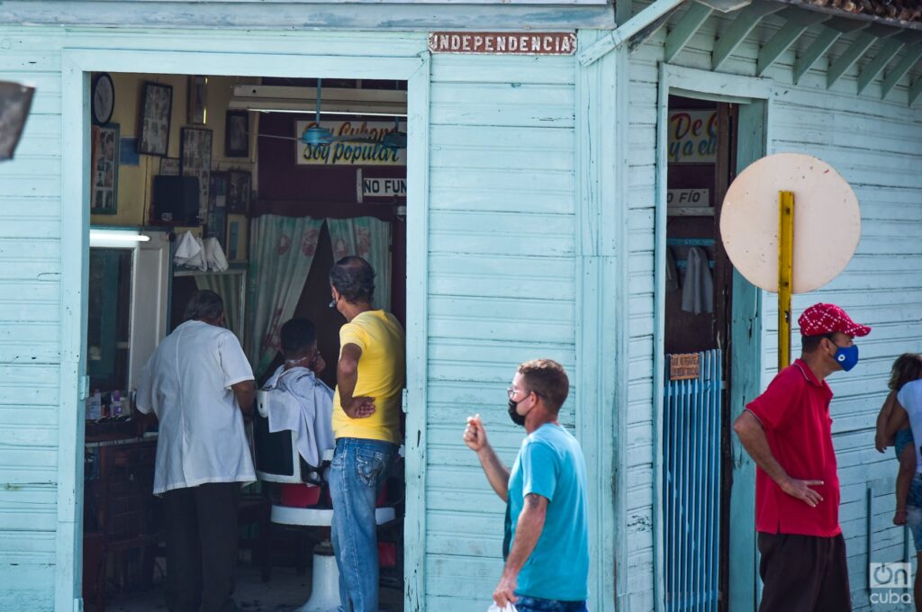 Una barbería en Cuba. Foto: Kaloian.