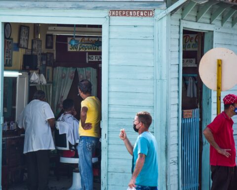 Una barbería en Cuba. Foto: Kaloian.