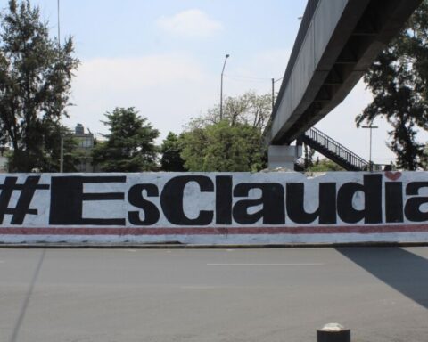 More fences with the legend "#EsClaudia” appear in the Iztacalco mayor’s office