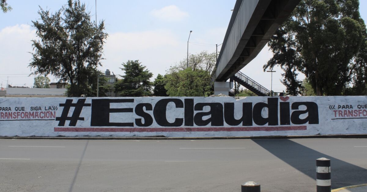 More fences with the legend "#EsClaudia” appear in the Iztacalco mayor’s office