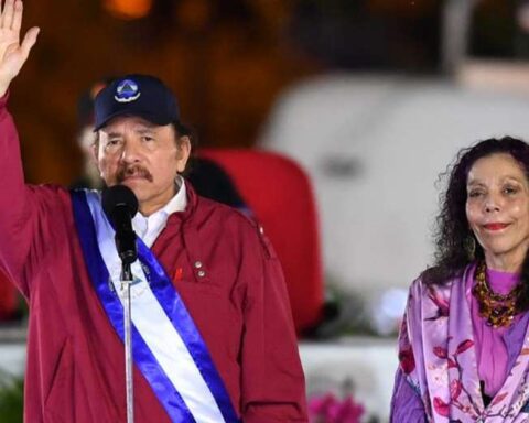 Nicaragua nationalizes collaborators of former president of Honduras