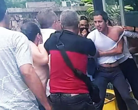 Officials savagely attacked Juan Guaidó during a visit in Cojedes