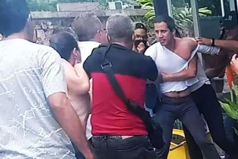 Officials savagely attacked Juan Guaidó during a visit in Cojedes