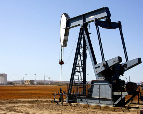 Oil fell 1.8% and closed at US$104.27 in NY