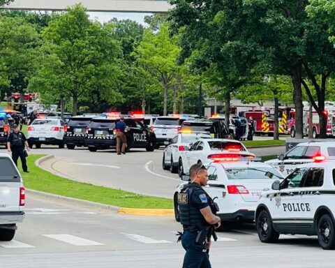 Oficiales en Tulsa, Oklahoma, por el tiroteo en hospital. Foto: AP