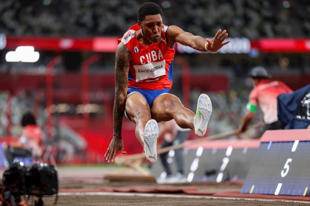 Juan Miguel Echevarría compite en la final del salto de longitud de los Juegos Olímpicos de Tokio. Foto: EFE / Archivo.