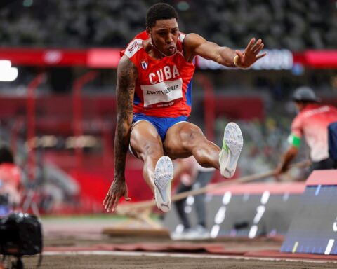 Juan Miguel Echevarría compite en la final del salto de longitud de los Juegos Olímpicos de Tokio. Foto: EFE / Archivo.