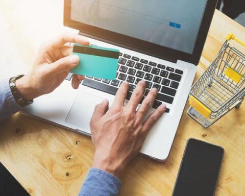 Online purchases fell 11.4% in April 2022