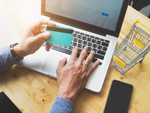 Online purchases fell 11.4% in April 2022