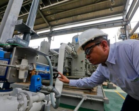 Pacific regasification plant: at all costs