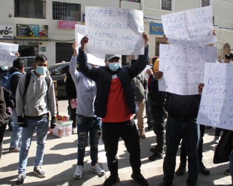 Parents wait years for the conclusion of school and tired protest before the regional government of Junín