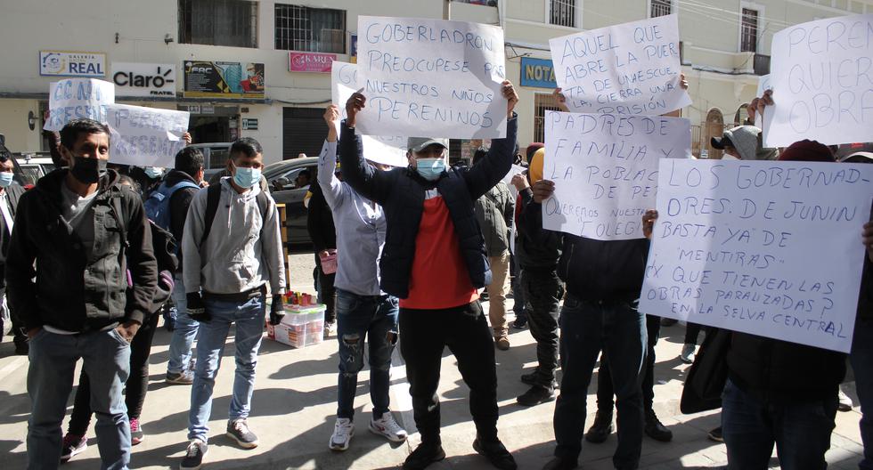 Parents wait years for the conclusion of school and tired protest before the regional government of Junín