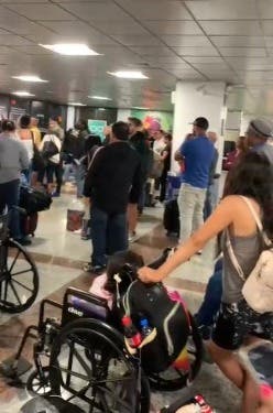 Despite the fact that the authorities of the agencies that regulate Dominican aviation met with Jet Blue executives to improve their services and treatment of Dominican travelers, the situation continues, causing protests every day.