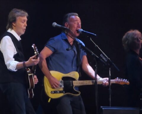 Paul McCartney y Bruce Springteen en el cierre de la gira "Got Back", New Jersey. Foto:  Jam Base.