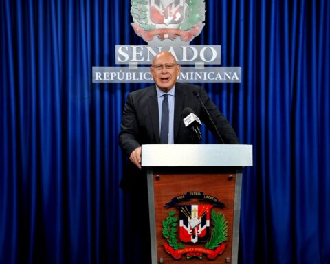 Pedro Catrain llama a la oposición a sensatez, pero le “manda fuego”