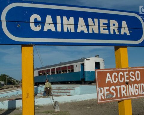 Cartel señalizador de la localidad de Caimanera, en la provincia cubana de Guantánamo. Foto: Otmora Rodríguez.