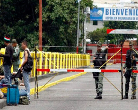 Petro initiated contacts with the Venezuelan government to open the border