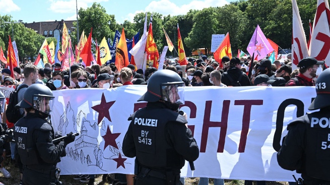 Police armor, protests and fear of cuts in the routes, postcards of the G7 in Germany