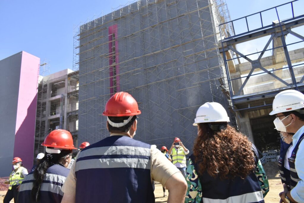 Police attack workers who demand their salaries for the construction of the Hospital de León