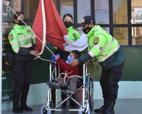 Police officers fulfill the dream of a child with disabilities and allow him to raise the National Flag every day (PHOTOS)