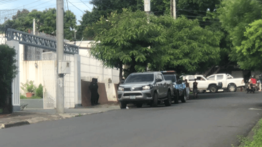 Police take facilities of Trinchera de la Noticia