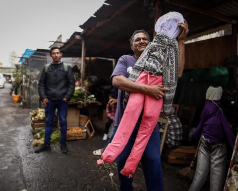 Politicians and officials: the Judas burned in San Juan