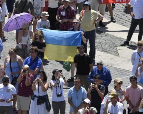 Fieles con bandera ucraniana, hoy en la Plaza de San Padro. Foto: www.vaticannews.va