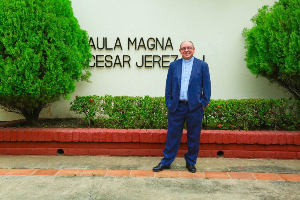 Priest Rolando Alvarado López assumes the rectory of the UCA