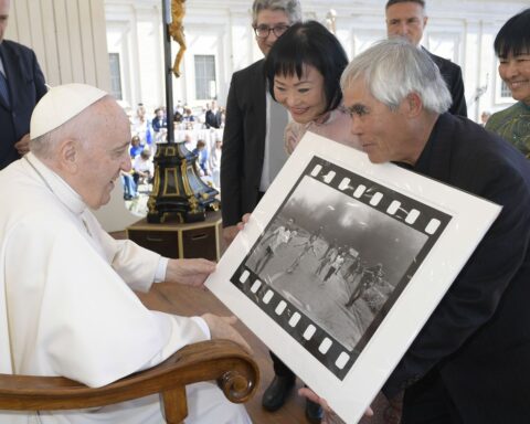 Kim Phuc (c), conocida como "la niña del napalm" y Nick Ut (d), el fotógrafo retirado de la agencia AP, entregan al papa Francisco una copia de la icónica foto tomada un 8 de junio de 1972 en plena guerra de Vietnam. Foto: Vatican Media/Efe.