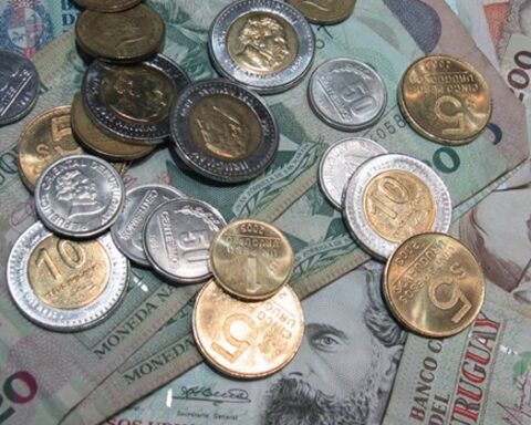 Real wages rose 0.47% in April, but continue to lose against inflation