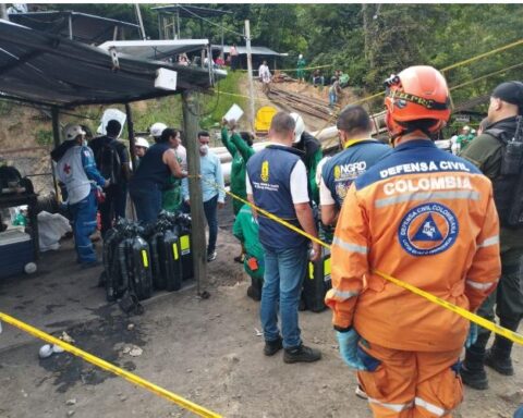 Rescuers manage to access the point where mine workers would be trapped in El Zulia