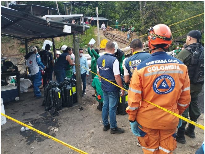 Rescuers manage to access the point where mine workers would be trapped in El Zulia