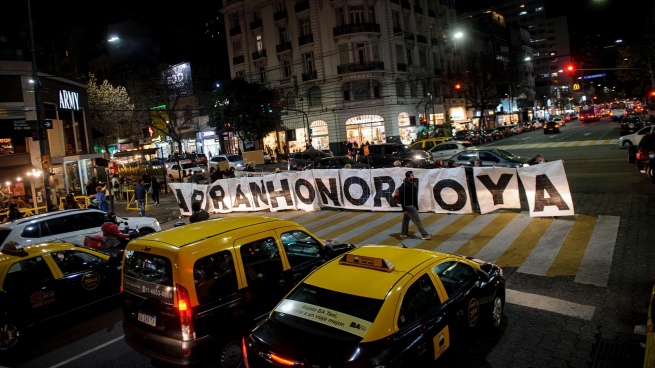 Residents of Caballito put together a "caravan" in the neighborhood in protest to the linear park