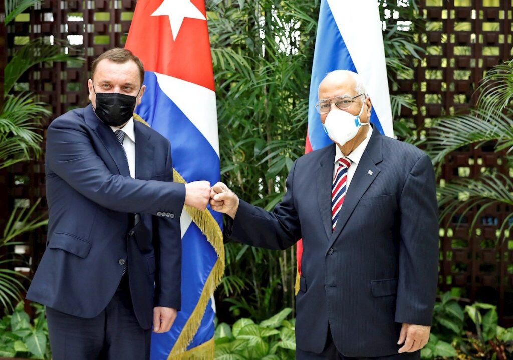 El viceprimer ministro de Cuba, Ricardo Cabrisas (i), saluda a su homólogo de Rusia, Yuri Borísov, antes de la XVIII sesión de la Comisión Intergubernamental Cuba-Rusia, en La Habana (Cuba), el 31 de marzo de 2021. Foto: Ernesto Mastrascusa / EFE / POOL.