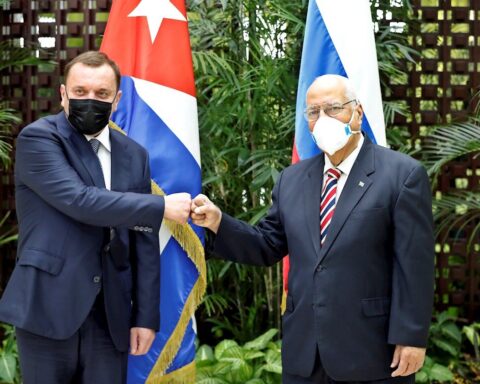 El viceprimer ministro de Cuba, Ricardo Cabrisas (i), saluda a su homólogo de Rusia, Yuri Borísov, antes de la XVIII sesión de la Comisión Intergubernamental Cuba-Rusia, en La Habana (Cuba), el 31 de marzo de 2021. Foto: Ernesto Mastrascusa / EFE / POOL.