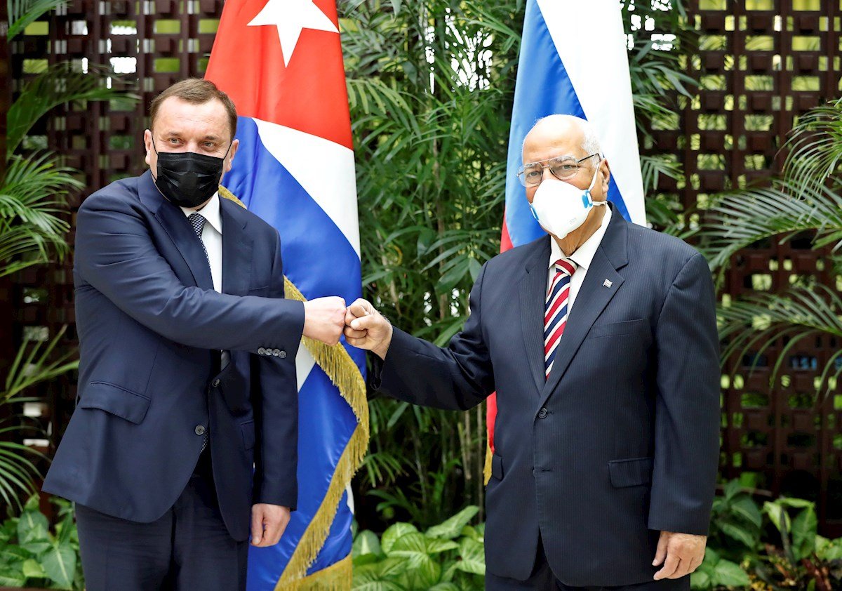 El viceprimer ministro de Cuba, Ricardo Cabrisas (i), saluda a su homólogo de Rusia, Yuri Borísov, antes de la XVIII sesión de la Comisión Intergubernamental Cuba-Rusia, en La Habana (Cuba), el 31 de marzo de 2021. Foto: Ernesto Mastrascusa / EFE / POOL.