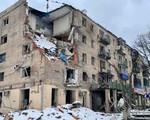 Foto tomada el 25 de mayo: un edificio de apartamentos destruido por misiles rusos en Járkov, Ucrania. Foto: EFE.