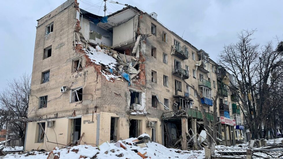 Foto tomada el 25 de mayo: un edificio de apartamentos destruido por misiles rusos en Járkov, Ucrania. Foto: EFE.