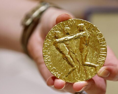 La medalla del Premio Nobel de la Paz subastada por más de 100 millones de dólares. Foto: Euronews