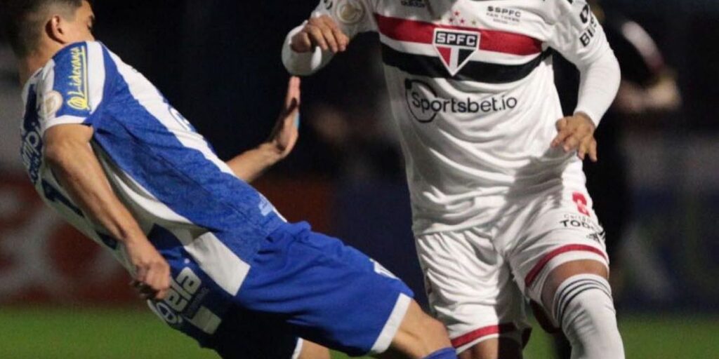 São Paulo misses a penalty and a chance to lead in a draw with Avaí