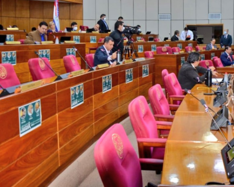 Senators will travel to the US to denounce Cartes