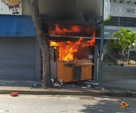 Seven injured after explosion in kiosk located in Chacao