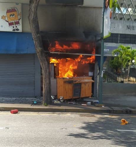 Seven injured after explosion in kiosk located in Chacao